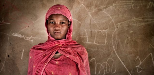 A képen a 15 éves Afaid Maiga-t láthatjuk aki most Mauritániában, az M'Bera-i menekülttáborban él. Sose járhatott iskolába, két évvel ezelőtt családjával menekülni kényszerültek az É-Mali-i erőszak elől, akkor találtak itt menedéket. 14 évesen apja házasságra kényszerített egy nála sokkal idősebb férfival. 