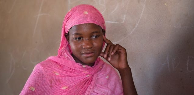 Afaid történetének folytatása: Anyukája ellenezte a házasságát és benyújtotta az esetét a M’bera-i menekült vezetőnek, aki beajánlotta őt az UNICEF partneréhez, az InterSOS Gyerekvédelmi Hálózathoz. Az InterSOS be is avatkozott, és sikerült meggyőzni az apát és Afaid új férjét, hogy bontsák fel a házasságot. Már majdnem 1 éve, hogy Afaid már nem házas, és újból szüleivel él a M’bere-i menekülttáborban.